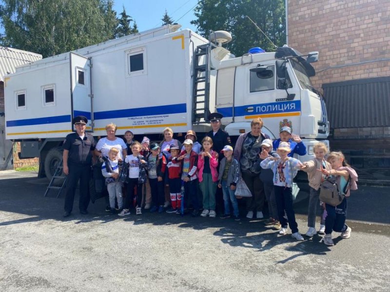 В Назарово полицейские и общественники организовали праздник для школьников