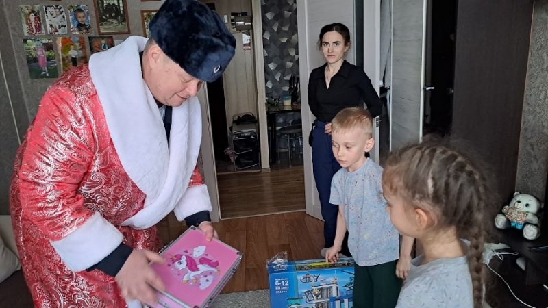 Полицейский Дед Мороз выступил добрым волшебником для особенного ребенка и его сестры